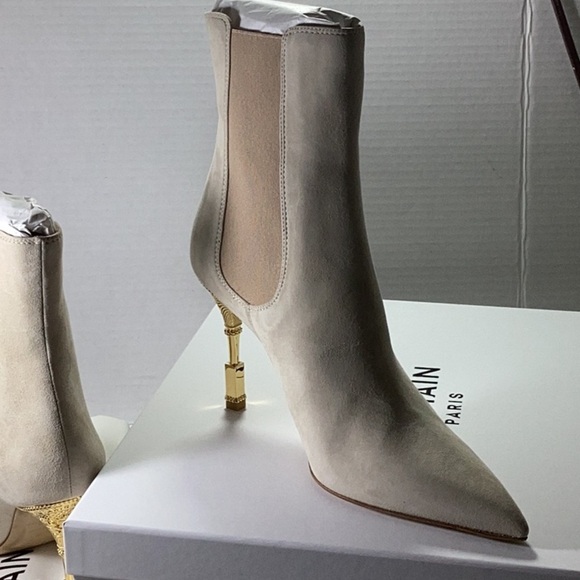 Balmain
Women's Pointed Toe Sculpted High Heel Ankle Boots - Picture 13 of 16